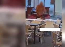 Forlì, schiamazzi al bar lo infastidiscono, a petto nudo prende motosega e taglia i tavolini davanti ai clienti – VIDEO