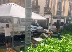 Cagliari, furgone senza conducente si schianta contro i tavolini di un bar nel centro città: 15 feriti