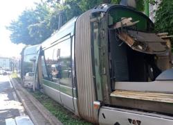 Milano, tram esce dai binari e si schianta contro un albero danneggiando un'auto: 6 contusi
