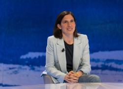 Elly Schlein, la fissazione per la patrimoniale sulla casa per forgiare il nuovo soggetto errante e senza fissa dimora