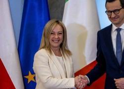 Meloni in Polonia, plauso della Premier a Morawiecki nonostante il voto contrario sui migranti: "Difende interesse nazionale, lo ammiro"