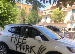Free Park a Roma, chi è il misterioso giustiziere anonimo che imbratta con bombolette  spray le auto in sosta selvaggia - GALLERY