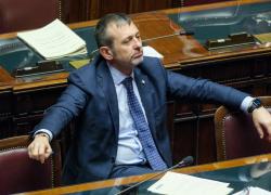 Caso Cospito, imputazione coatta per il sottosegretario Delmastro, l’accusa: “Forniti a Giovanni Donzelli documenti secretati”. Lui: “Nessuna violazione, sono fiducioso” 
