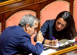 Ronzulli vs Gasparri, lite sulle assenze del vicepresidente del Senato, lui: "Dimettiti!"; lei: "Se lo faccio viene giù tutto"