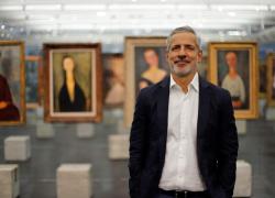 Biennale di Venezia, il curatore brasiliano Adriano Pedrosa: “Il fulcro sarà un artista queer”. La mostra del cinema si tinge di arcobaleno