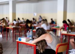 Maturità 2023, gli errori più clamorosi: i dipinti di Pascoli, l’estetista D’Annunzio, Divina Commedia di Garibaldi, “Uno, nessuno e 250mila” e il campo di concentrazione di Auschwitz 