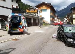 Incidente Santo Stefano di Cadore, famiglia travolta da un’auto di una turista tedesca “sotto shock o effetto di droghe”: morti bimbo di 2 anni, il papà e la nonna