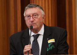 Giulio Tarro (virologo): "Vaccini Covid ancora in fase di sperimentazione, non andavano distribuiti, su reazioni avverse i medici tacciono. Green pass inutile" - ESCLUSIVA