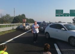 Blitz di Ultima generazione, bloccata la Torino-Chivasso all'ora di punta: automobilisti infuriati spostano di peso gli attivisti - VIDEO