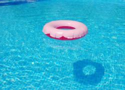 Piscine condominiali, tra svago estivo e regole da rispettare: obblighi normativi, costi condivisi e convivenza da gestire