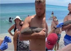 Florida, uomo morso da uno squalo non riesce più a staccarlo dal braccio: "Più tiro, più stringe" - VIDEO
