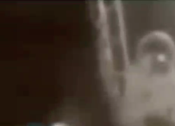 Apollo 11, l'allunaggio del 1969: l'astronauta scende dalla scaletta, ma gli cadono le luci in testa: "Rifacciamo la scena" - VIDEO