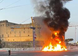 Napoli, in fiamme Venere degli Stracci di Pistoletto in piazza Municipio, ipotesi incendio doloso - VIDEO