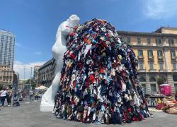 Nel capoluogo Partenopeo incendiata la Venere degli stracci del Pistoletto. Un rogo divampato innanzi al Municipio cittadino manda in fumo la maestosa opera.