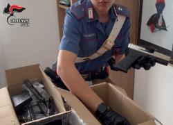 Roma, trasformavano armi giocattolo "soft air" in pistole vere, scoperto arsenale in laboratorio segreto in casa