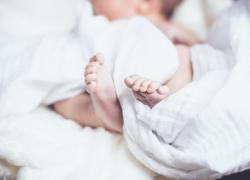 Voghera, mamma strangola figlio di 1 anno e poi chiama i soccorsi: “Ho ucciso mio figlio”. Ipotesi raptus