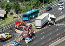 Incidente sull'A8, tir salta la carreggiata e investe auto con famiglia a bordo: 3 feriti di cui uno grave