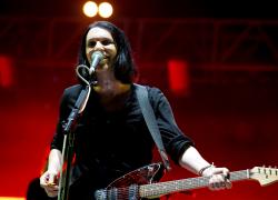 Placebo, insulti a Meloni durante il concerto: “Razzista, fascista pezzo di m…”, il leader Molko indagato per vilipendio - VIDEO