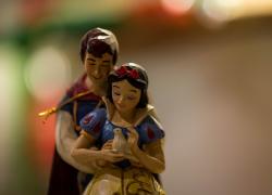 Il politicamente corretto mette ora le mani anche su Biancaneve, banditi i 7 nani ed il bacio del principe