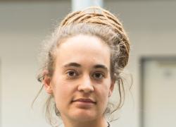 E ora la capitana Carola Rackete si candida con le sinistre fucsia alle europee 