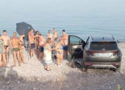 Trebisacce, auto elettrica si mette in moto da sola improvvisamente e finisce in spiaggia tra i bagnanti