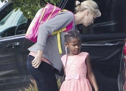 Charlize Theron e il figlio transgender di 11 anni, capelli lunghi e abiti da donna: “Pensavo fosse maschio, ma Jackson è una femmina” 