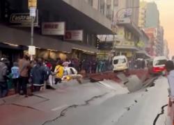 Johannesburg, esplosione per fuga di gas squarcia la strada e fa saltare in aria i veicoli: 1 morto e 48 feriti - VIDEO