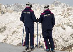 Moena, poliziotti senza vaccino Covid demansionati: “Sospesi in 31 su 60, presi di mira e vessati. In 2 hanno lasciato la divisa, altri in aspettativa” - ESCLUSIVA
