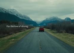 Mobil 1, la VIDEO frecciata di Esso alla "dittatura" dell'elettrico: lo spot "Breaking free"