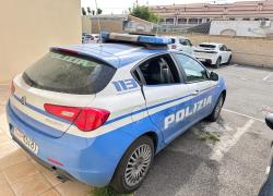 Roma, ubriachi in spiaggia aggrediscono poliziotti con morsi a collo e braccia, poi distruggono la volante – FOTO