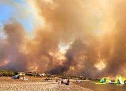 Incendi in Grecia, a Corfù 2500 evacuati, il sindaco: "Gesto doloso"; Rodi, 30mila portati via in barca dalle spiagge e 230 ettari in fumo