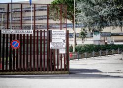 Roma, 20enne denuncia capo per palpate a fianchi e pancia, il giudice: “Non è molestia. Lei complessata dal suo aspetto fisico”