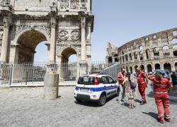 Roma, malori improvvisi al Colosseo “per il caldo”, 3 turisti a terra privi di sensi: per uno di loro trauma cranico