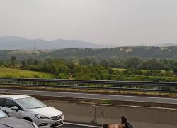 Ultima Generazione, gli attivisti bloccano l'autostrada A1: disagi e malumori, interviene la polizia