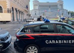 Roma, gang di egiziani in manette, terrore dei turisti: scippavano collanine d’oro armati di coltello 
