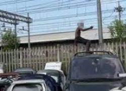 Mestre, ladro scavalca ogni giorno il cancello di una carrozzeria per rubare ogni oggetto che trova: beccato, 24 ore dopo ci riprova