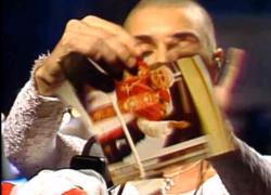 Sinead O'Connor e lo strappo della foto di Papa Wojtyla in tv nel 1992 per protesta contro pedofilia nella chiesa Usa – VIDEO