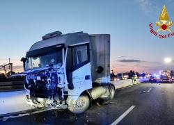Incidente su A1 tra Piacenza e Fidenza, tir urta un cantiere e invade carreggiata opposta: 1 ferito e traffico in tilt