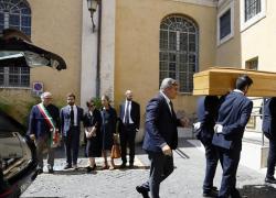 Funerali Andrea Purgatori, esequie nella Chiesa degli Artisti a Roma: grande commozione per l'ultimo saluto 