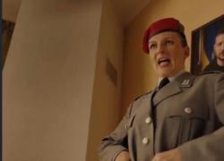 "Heil Zelensky", Volodymyr come Hitler, la clip satirica virale in Germania: l'ironia sugli aiuti tedeschi a Kiev - VIDEO
