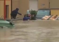 Alluvione in Emilia Romagna, Mamma e bimbo salvati a nuoto bloccati dall'acqua alta dai residenti - VIDEO