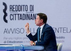 Napoli, addio al reddito di cittadinanza, un sms a 169mila famiglie: “stop da agosto”, prese d’assalto le sedi Inps