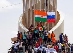 Niger, Macron si arrende ai golpisti, ritira le truppe e l'ambasciatore: "Fine della cooperazione militare"
