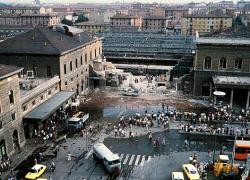 Strage stazione di Bologna, 43 anni dall'attentato: 23 kg di esplosivo della NAR, 85 morti e 200 feriti