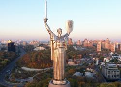 Ucraina, rimosse falce e martello dalla statua della Madrepatria di Kiev. Zelensky cancella i simboli dell’Urss - VIDEO