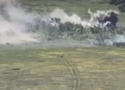 Guerra in Ucraina, tank russo T-90 distrugge da solo una colonna di 8 blindati di Kiev - VIDEO
