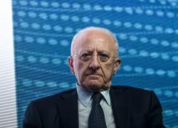 De Luca: "Denuncerò Fitto, governo Meloni nemico del Sud", lo sceriffo di Salerno è tornato scatenato