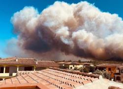 Incendi Sardegna, Posada e Siniscola a fuoco, esplose bombole di gas a Quartu Sant'Elena in un campeggio