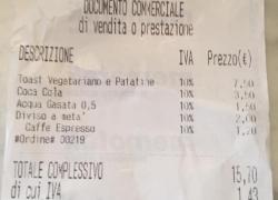 Gela Lario, toast tagliato a metà costa 2 euro in più, scontrino virale, il titolare: “Richieste si pagano”