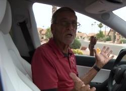 Arizona, Tesla con batteria scarica, 73enne intrappolato al caldo estremo: “Porte bloccate”